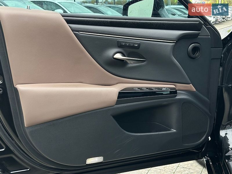 Седан Lexus ES 2023 в Львові