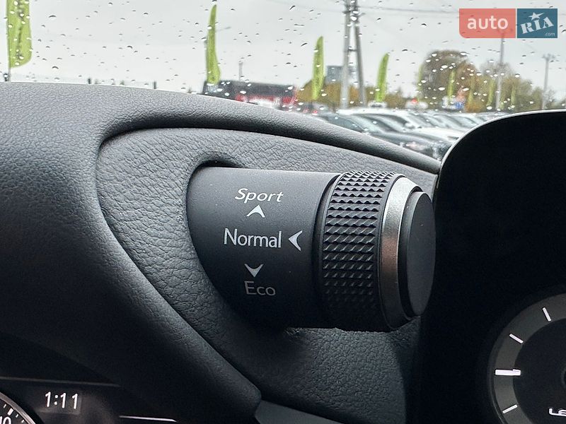 Седан Lexus ES 2023 в Львові