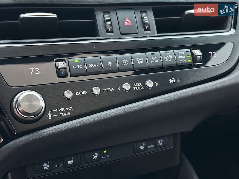 Седан Lexus ES 2023 в Львові