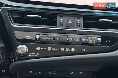 Седан Lexus ES 2023 в Львові