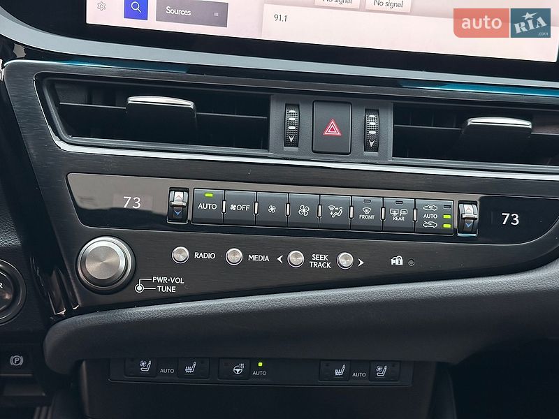 Седан Lexus ES 2023 в Львові