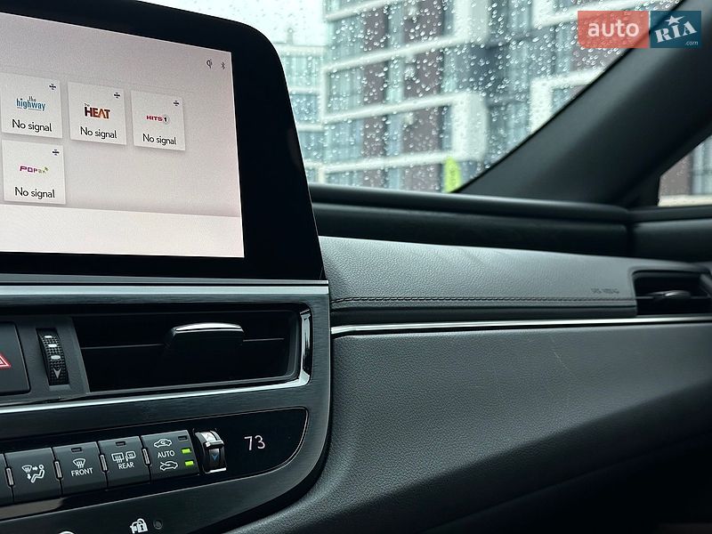Седан Lexus ES 2023 в Львові