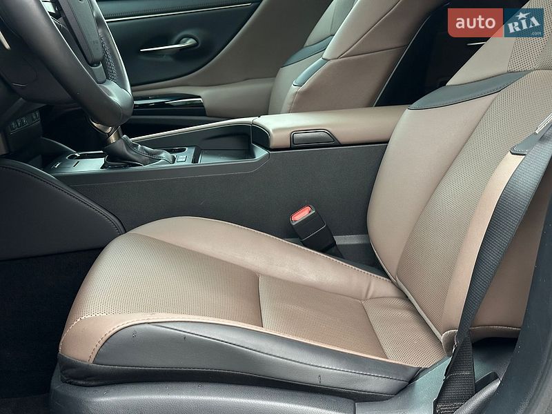 Седан Lexus ES 2023 в Львові
