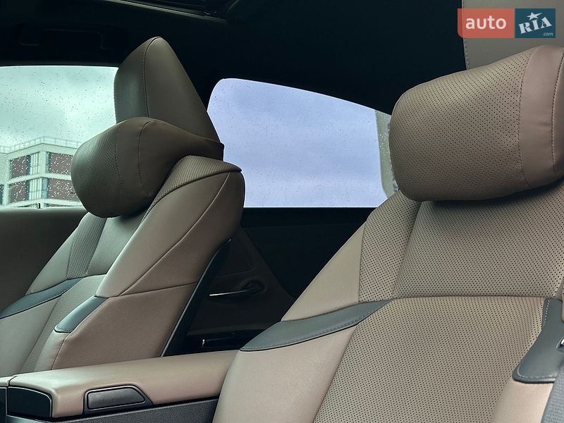 Седан Lexus ES 2023 в Львові