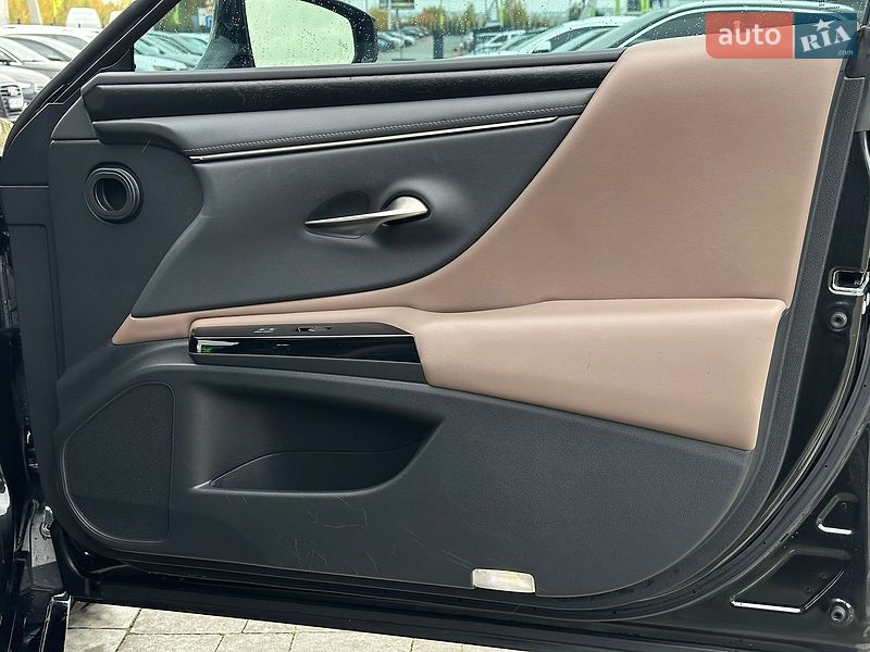 Седан Lexus ES 2023 в Львові