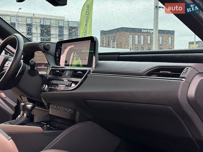 Седан Lexus ES 2023 в Львові