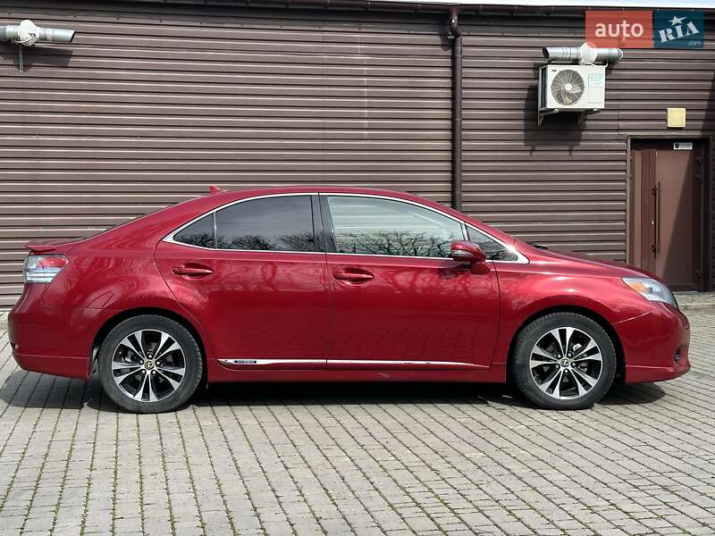 Седан Lexus HS