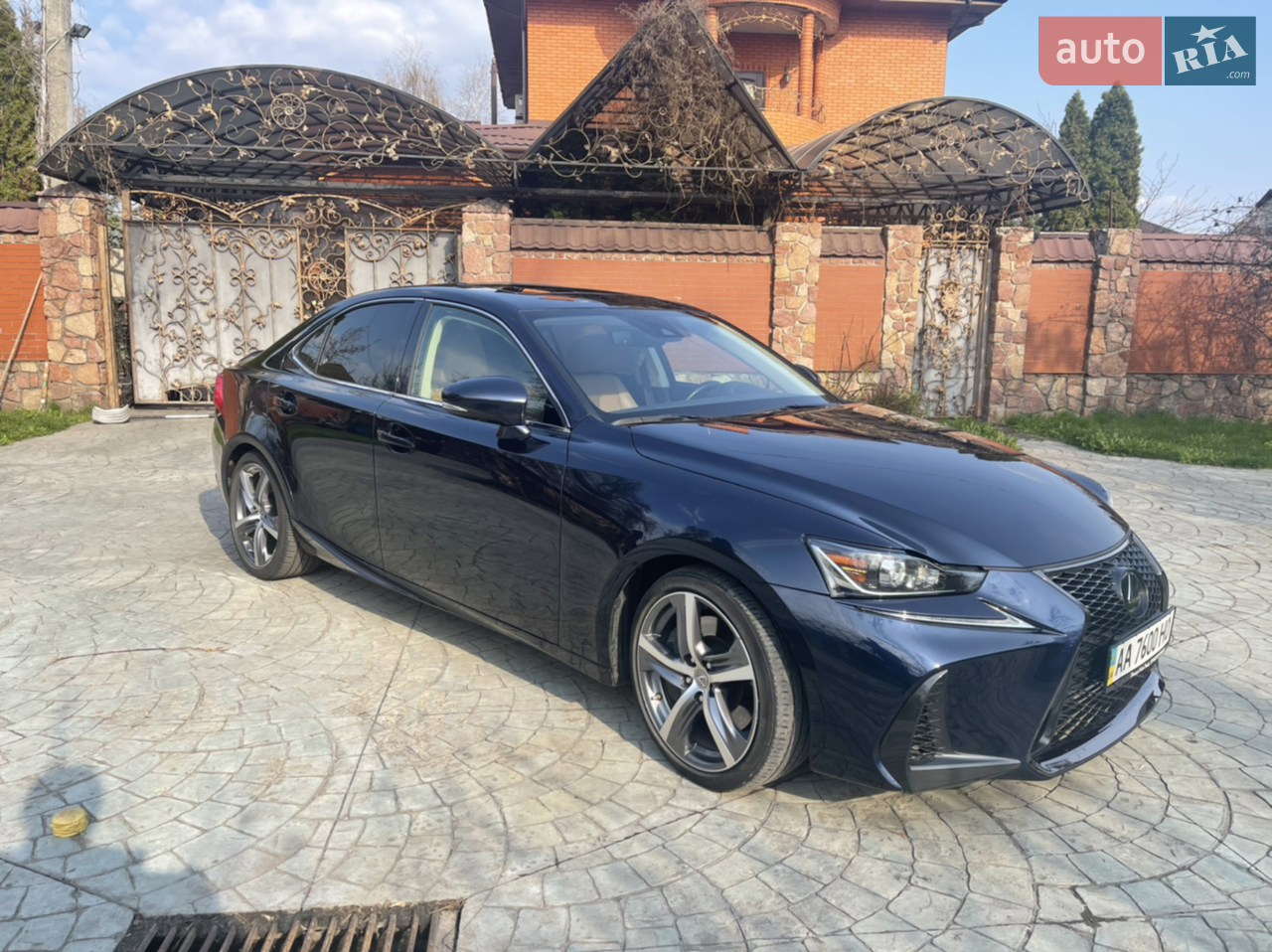 2017 Lexus IS - мініатюра 2