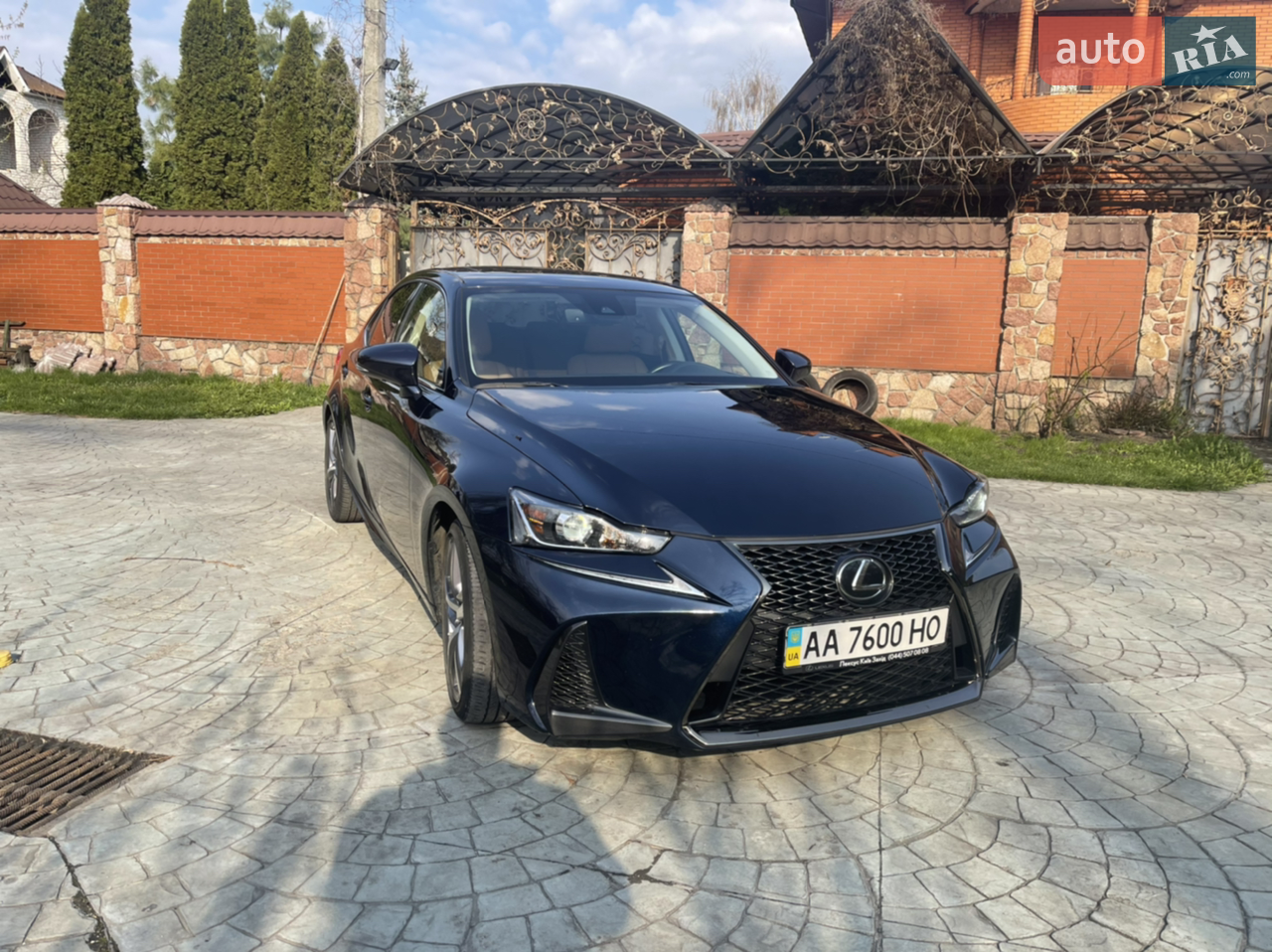 2017 Lexus IS - мініатюра 3