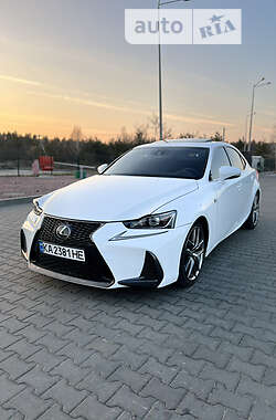 Lexus IS  2017