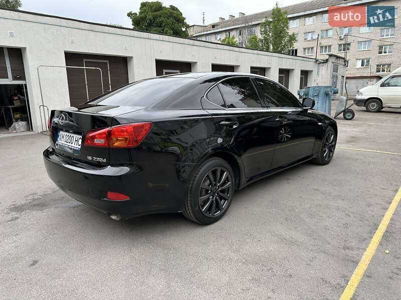 Седан Lexus IS