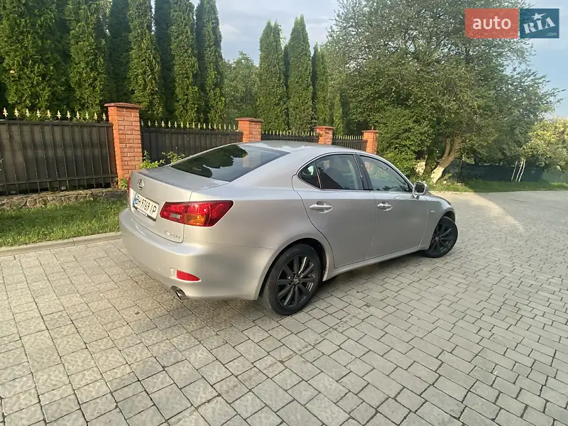 Lexus IS