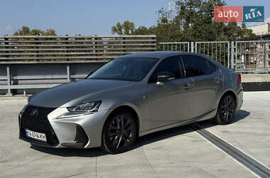 Lexus IS  2018