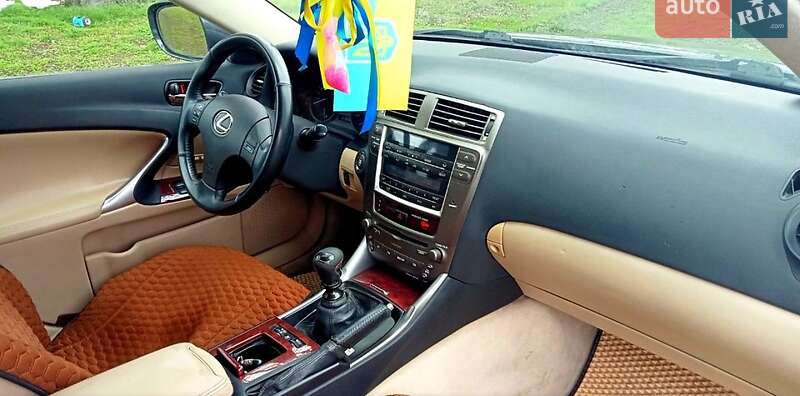 Lexus IS