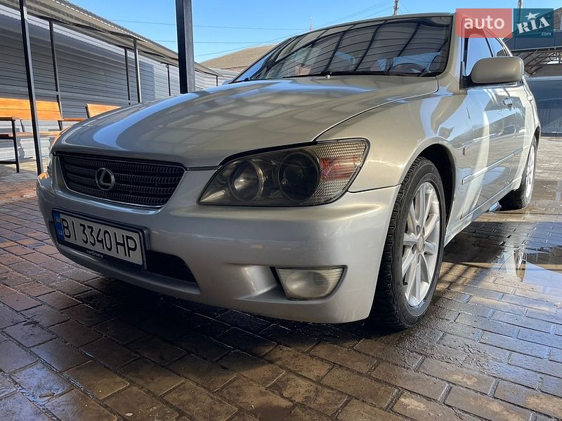 Седан Lexus IS 2000 в Миргороде