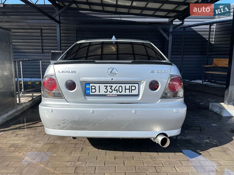 Седан Lexus IS 2000 в Миргороде