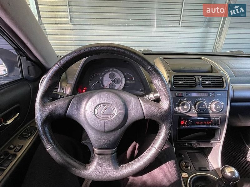 Седан Lexus IS 2000 в Миргороде