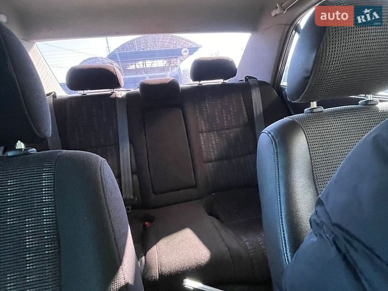 Седан Lexus IS 2000 в Миргороде