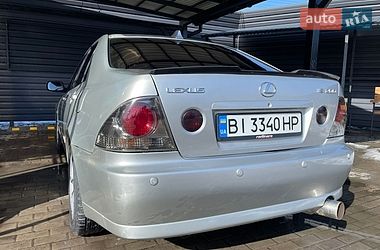 Седан Lexus IS 2000 в Миргороде