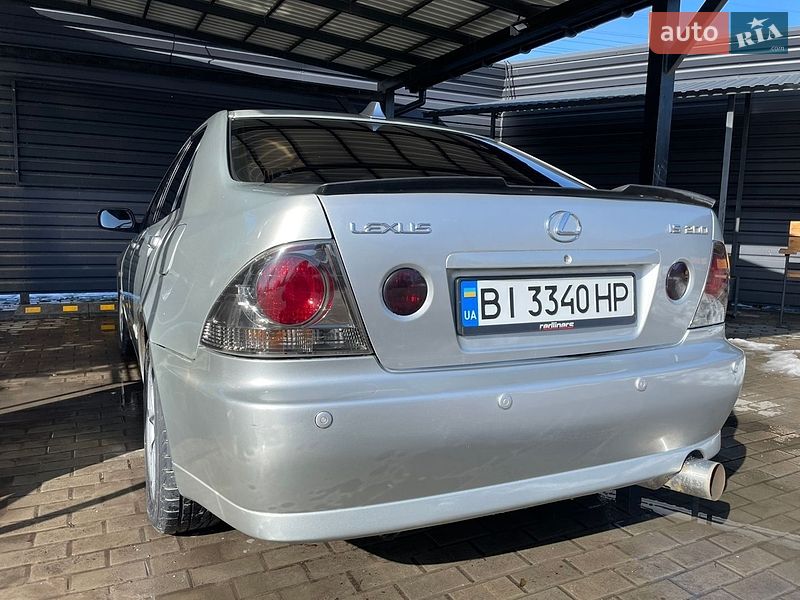 Седан Lexus IS 2000 в Миргороде