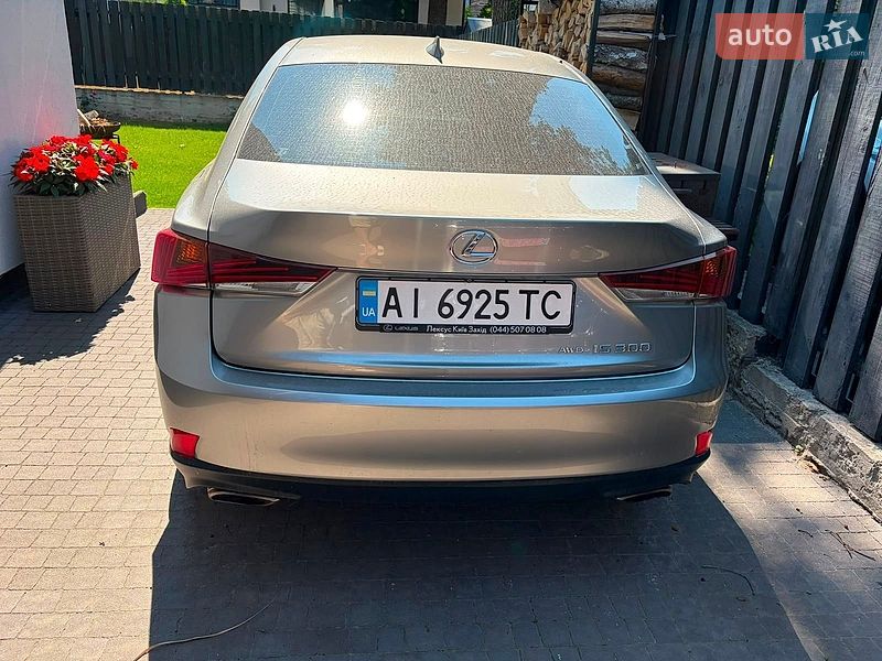 Седан Lexus IS 2017 в Бучі