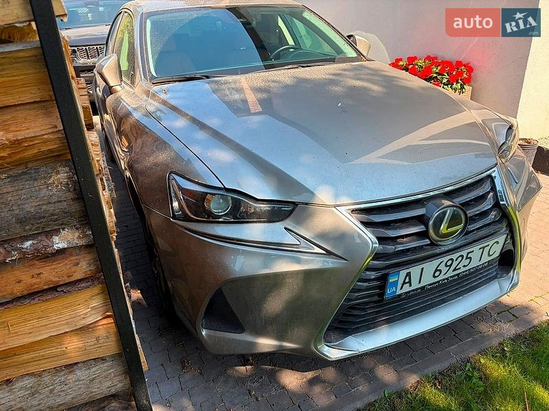Седан Lexus IS 2017 в Бучі