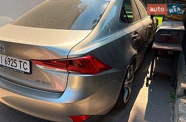 Седан Lexus IS 2017 в Бучі
