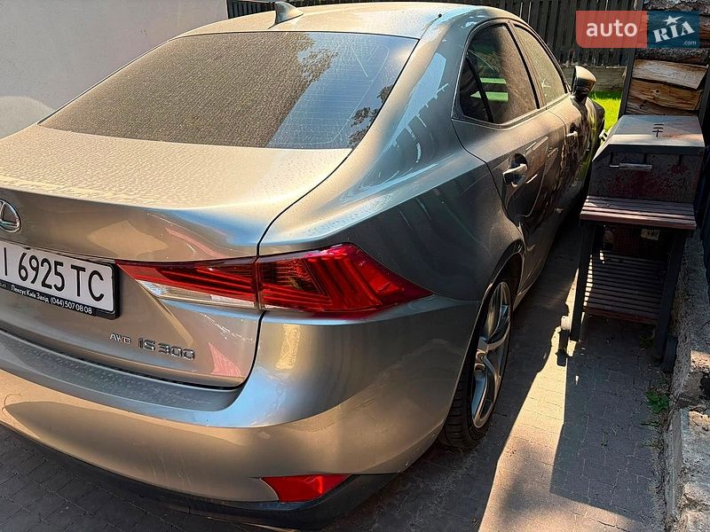 Седан Lexus IS 2017 в Бучі