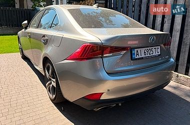 Седан Lexus IS 2017 в Бучі