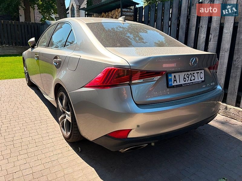 Седан Lexus IS 2017 в Бучі