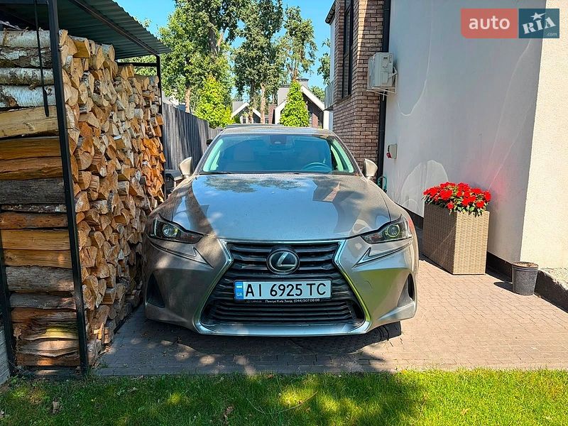 Седан Lexus IS 2017 в Бучі