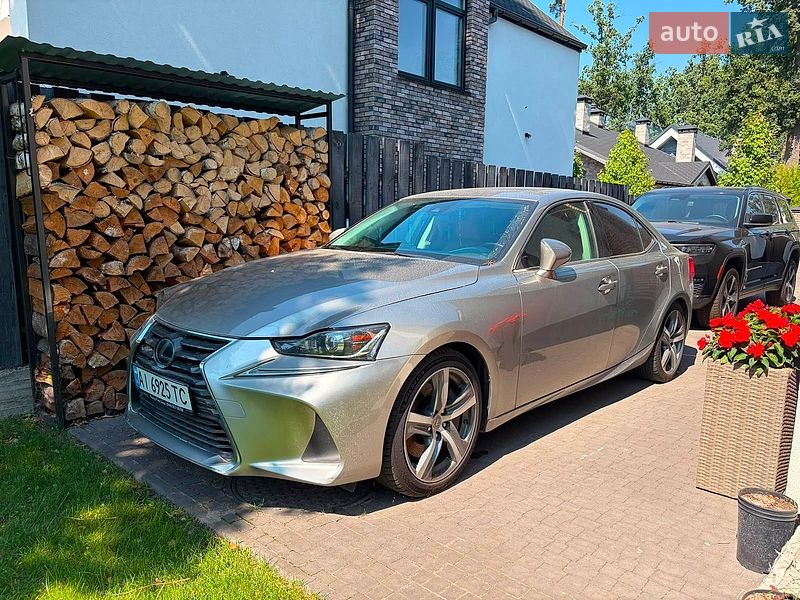 Седан Lexus IS 2017 в Бучі