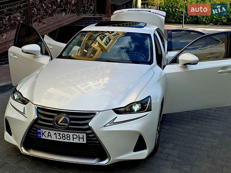 Хэтчбек Lexus IS
