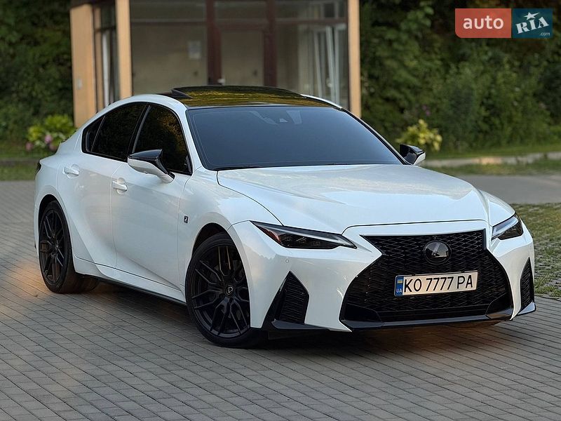 Седан Lexus IS 2023 в Сваляве