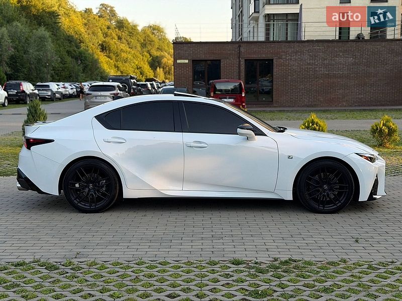 Седан Lexus IS 2023 в Сваляве