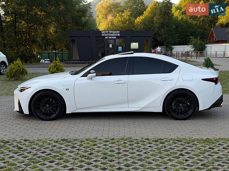 Седан Lexus IS 2023 в Сваляве