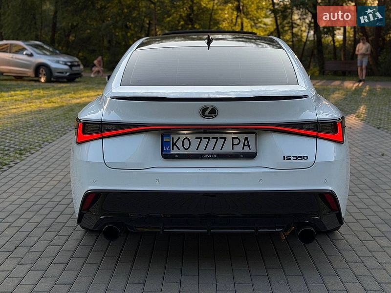 Седан Lexus IS 2023 в Сваляве