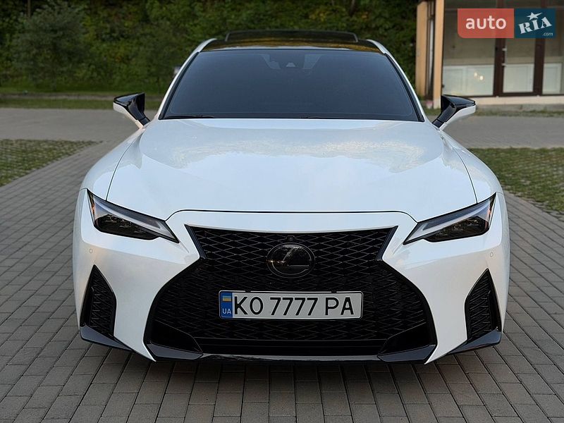 Седан Lexus IS 2023 в Сваляве