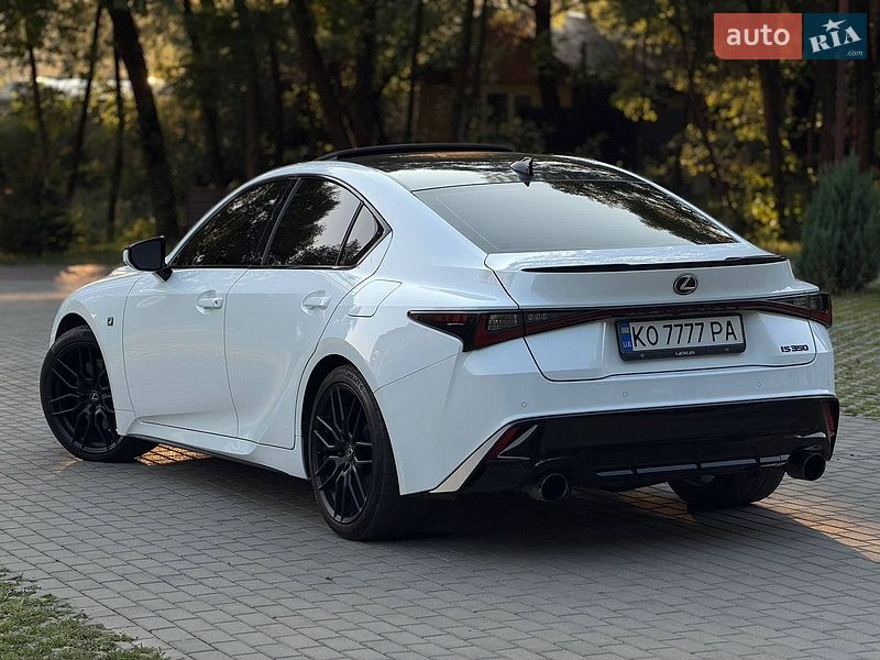 Седан Lexus IS 2023 в Сваляве