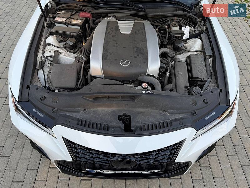 Седан Lexus IS 2023 в Сваляве