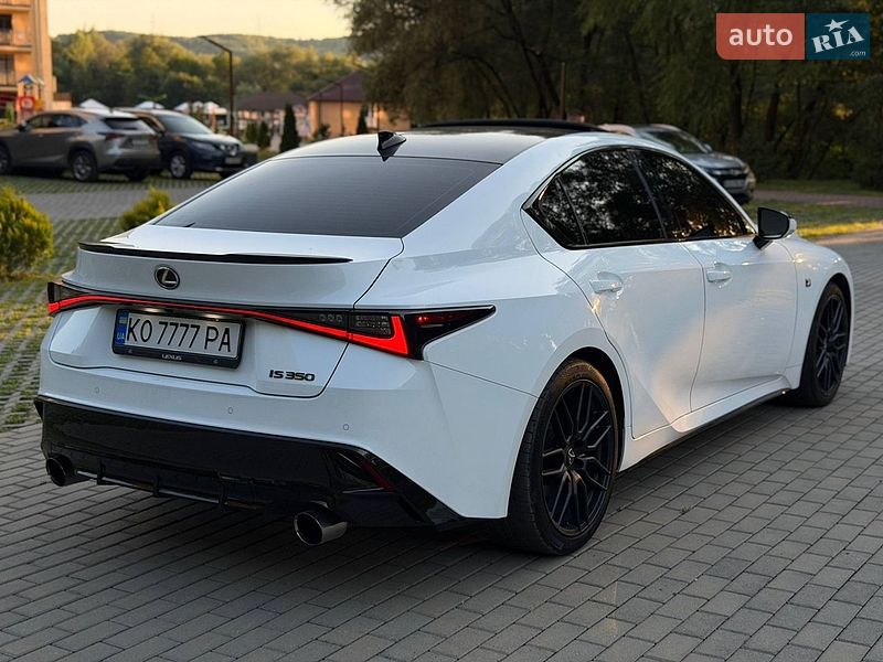 Седан Lexus IS 2023 в Сваляве