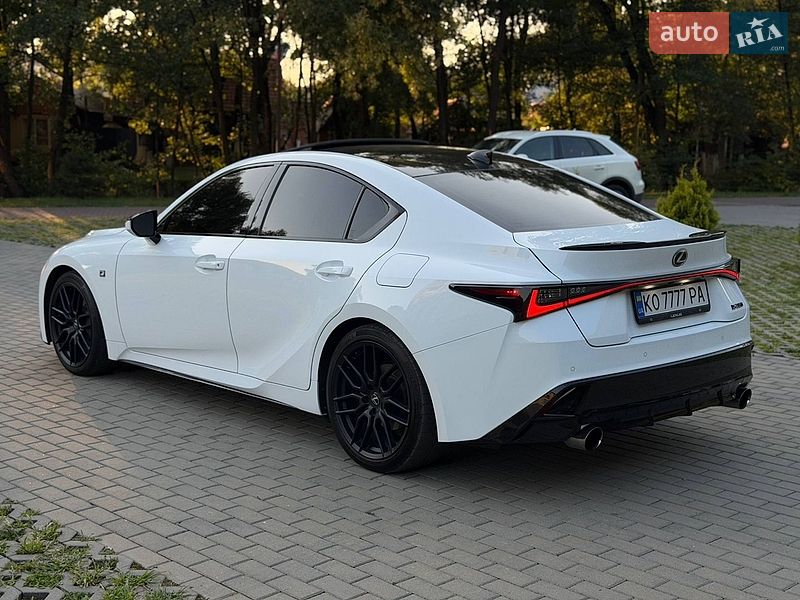 Седан Lexus IS 2023 в Сваляве