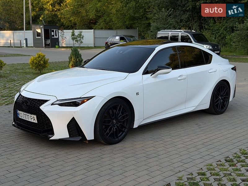 Седан Lexus IS 2023 в Сваляве