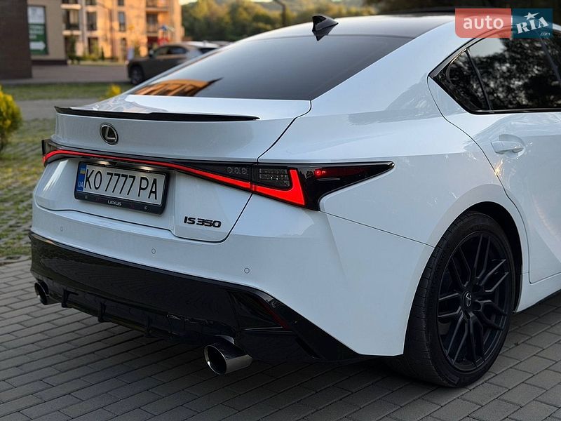 Седан Lexus IS 2023 в Сваляве