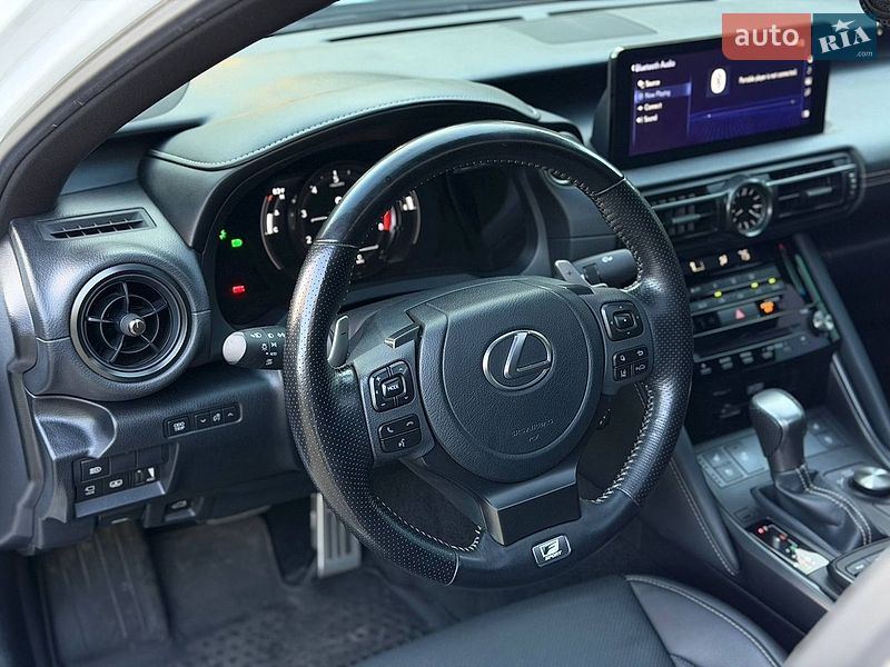 Седан Lexus IS 2023 в Сваляве