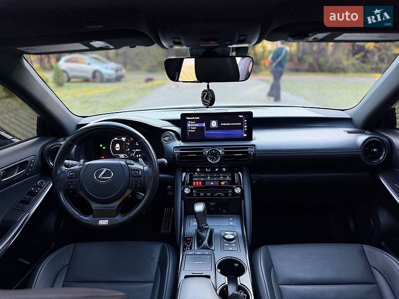 Седан Lexus IS 2023 в Сваляве