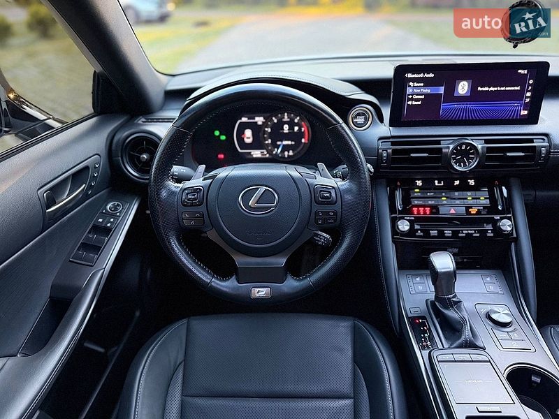 Седан Lexus IS 2023 в Сваляве