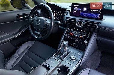 Седан Lexus IS 2023 в Сваляве