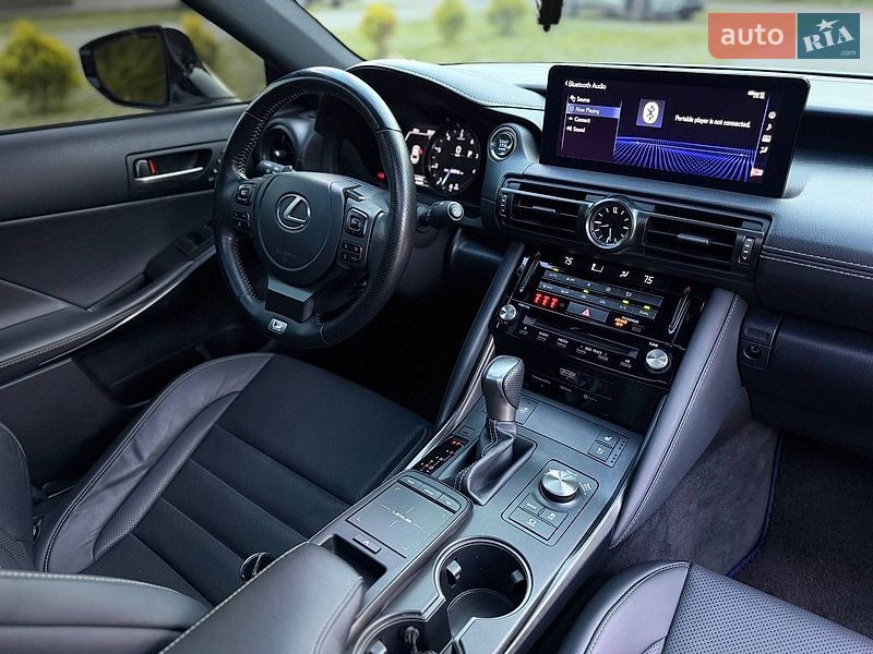 Седан Lexus IS 2023 в Сваляве