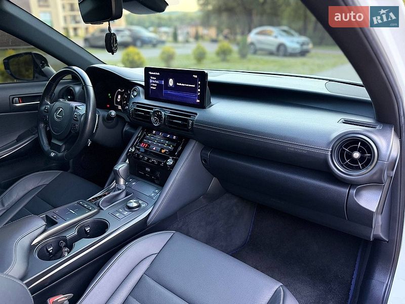 Седан Lexus IS 2023 в Сваляве